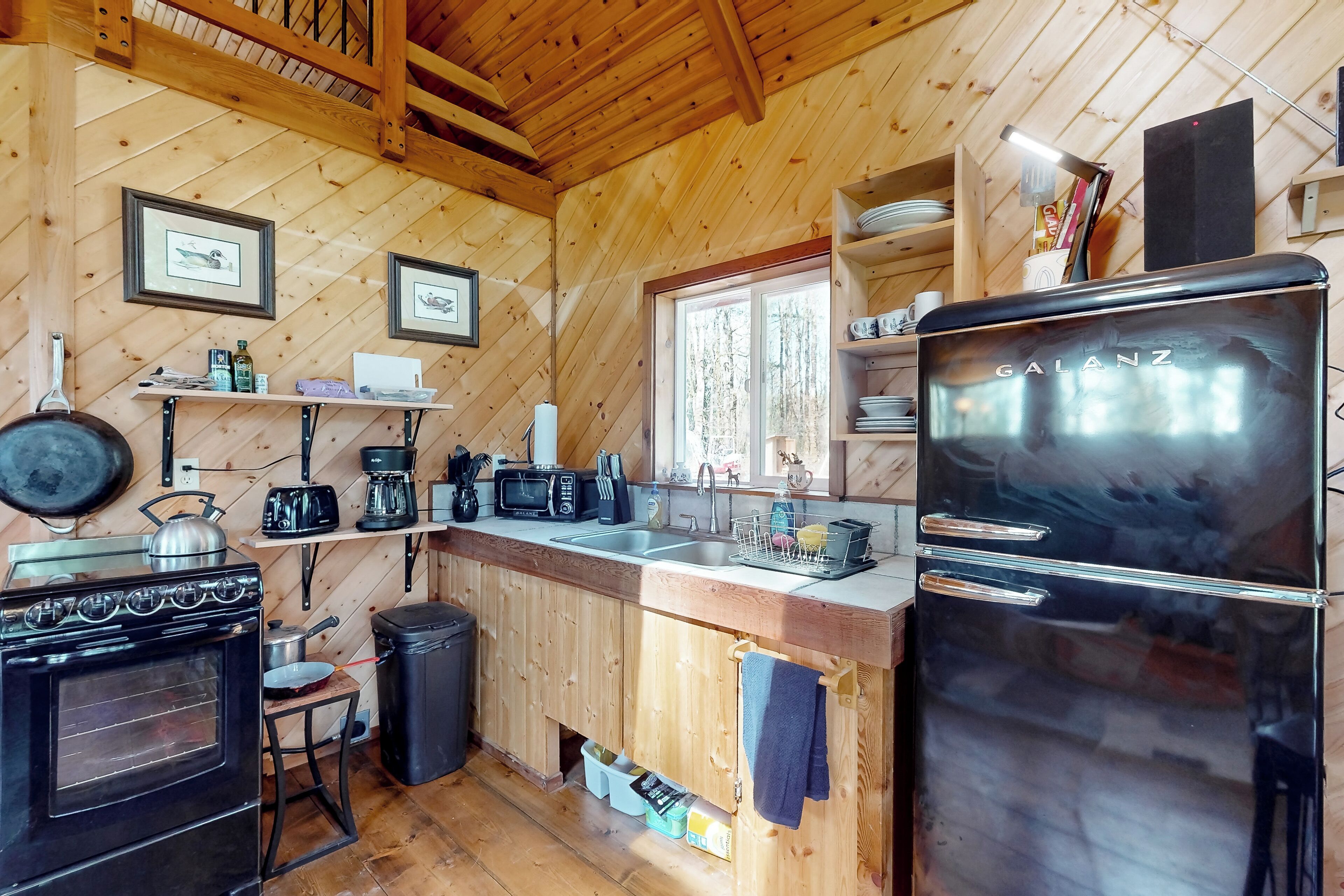 Køleskab, mikrobølgeovn, kogeplade, kaffe-/temaskine