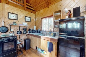 Kühlschrank, Mikrowelle, Herdplatte, Wasserkocher mit Kaffee-/Teezubehör