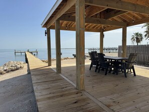 Outdoor dining - 2BR Duplex w/ Bikes & Beach Access (Ingleside)