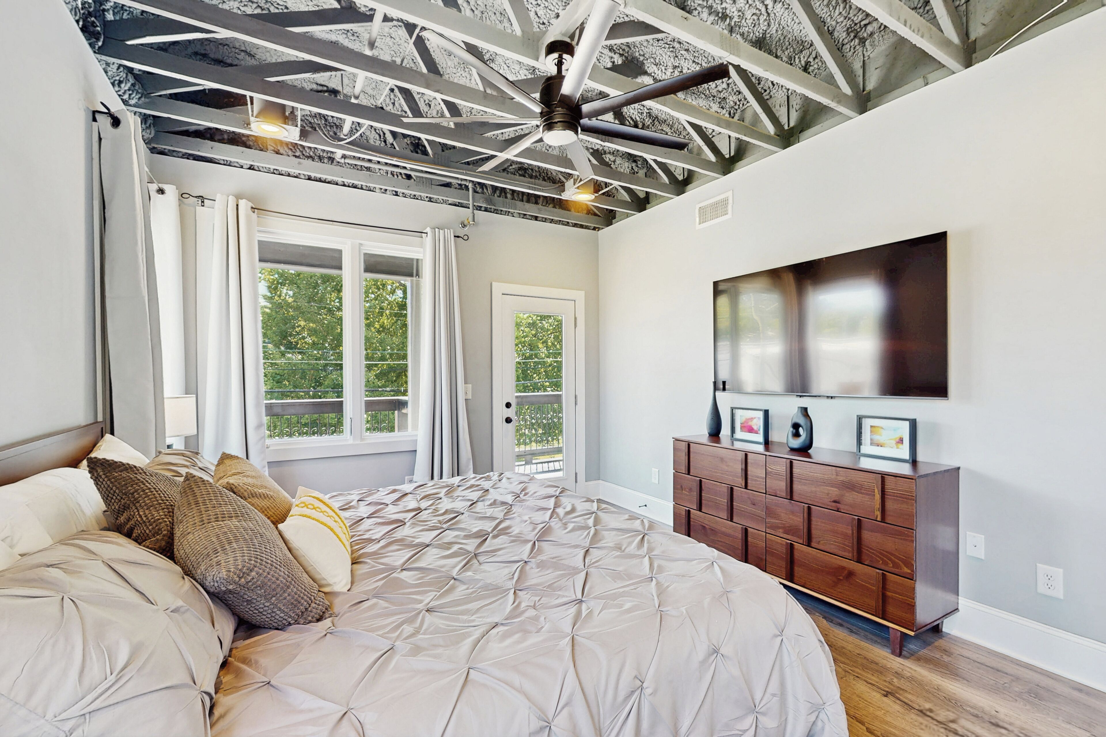 Bureau, fer et planche à repasser, accès Internet, draps fournis