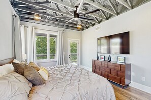 Escritorio, tabla de planchar con plancha, internet y ropa de cama 