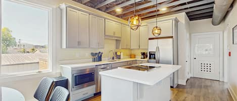 Refrigerador, microondas, placa de cocina, lavavajillas