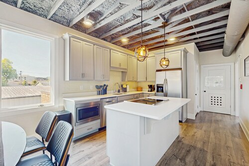 Walkable Gem! Dtwn Chattanooga Base w/ Balcony