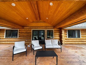 Terrace/patio - Waterfront Log Cabin - Sunriver (Bend)