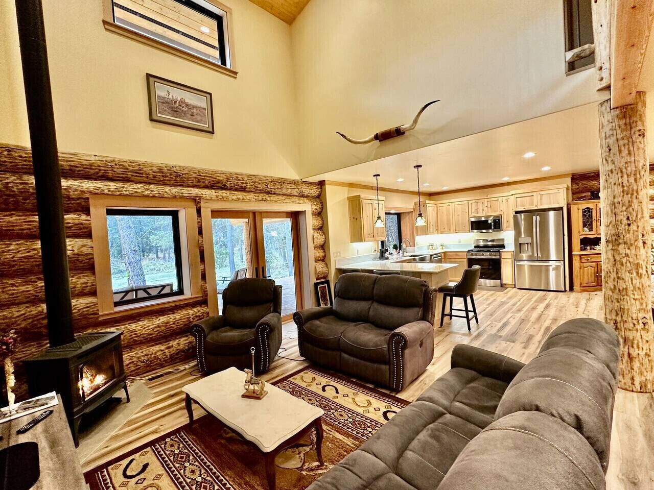 智能电视、壁炉、书