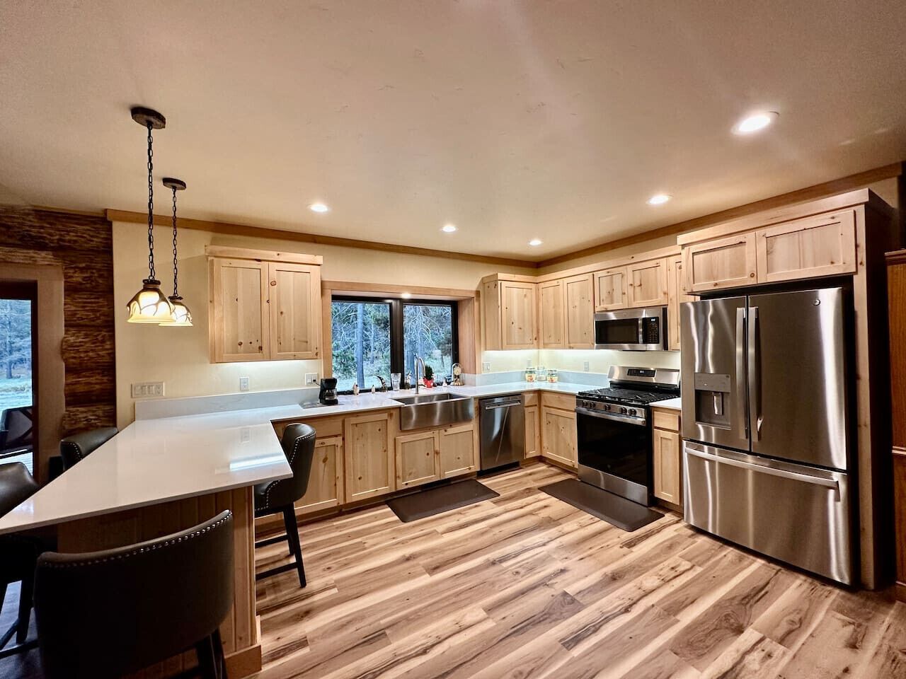 Køleskab, mikrobølgeovn, ovn, kogeplade