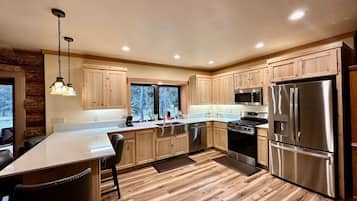 Køleskab, mikrobølgeovn, ovn, kogeplade