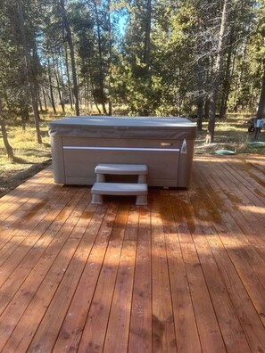 Banyera d'hidromassatge a l'aire lliure