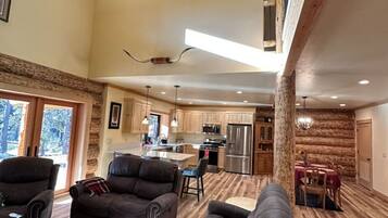 Televisor intel·ligent, llar de foc i llibres