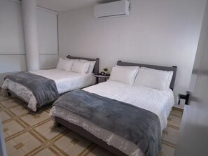 Ferros/tábuas de passar roupa, acesso à internet, roupa de cama