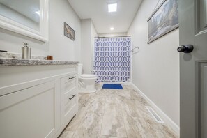 Shower, hair dryer, towels, soap - Lakeside Retreat next to Conservation Area (Rolla)