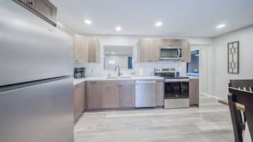 Mikrowelle, Ofen, Herdplatte, Geschirrspüler