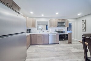 Mikrowelle, Ofen, Herdplatte, Geschirrspüler