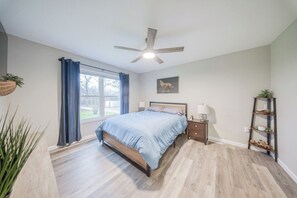 Iron/ironing board, Internet, bed sheets - Lakeside Retreat next to Conservation Area (Rolla)