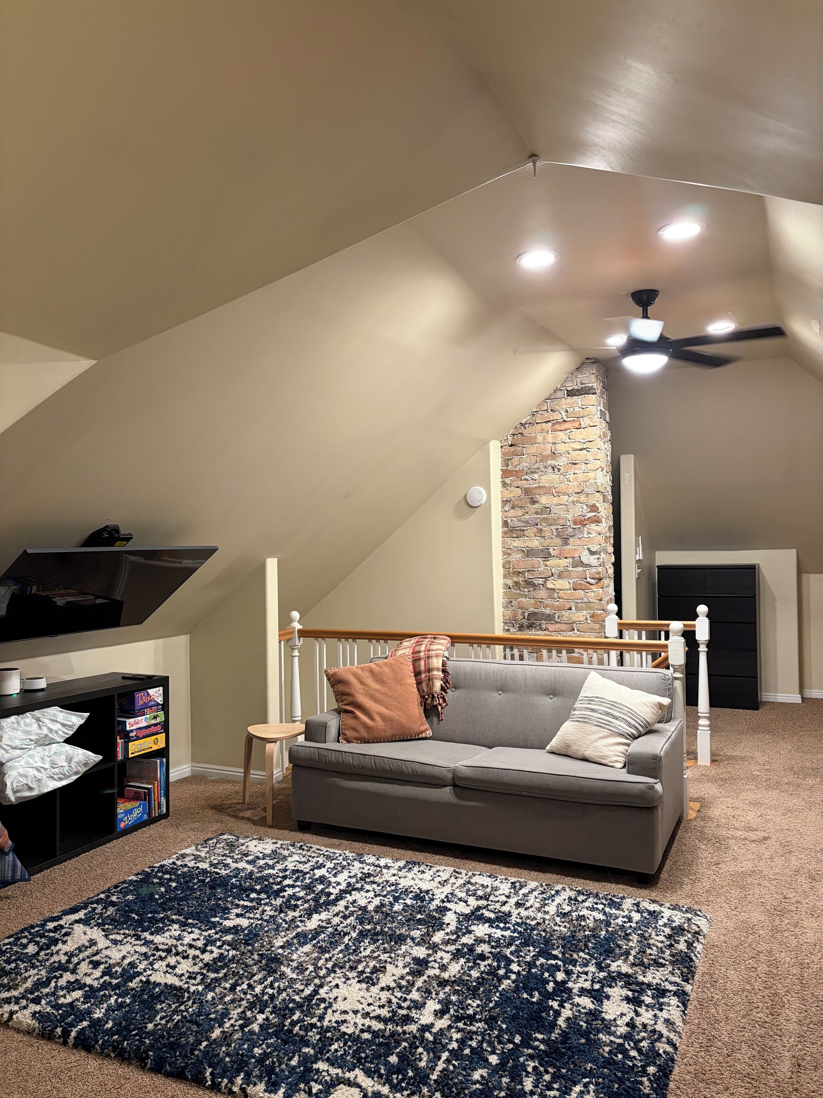 Smart TV, books, stereo