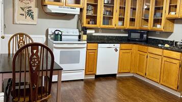 Microondas, horno, parrilla de estufa y lavavajillas