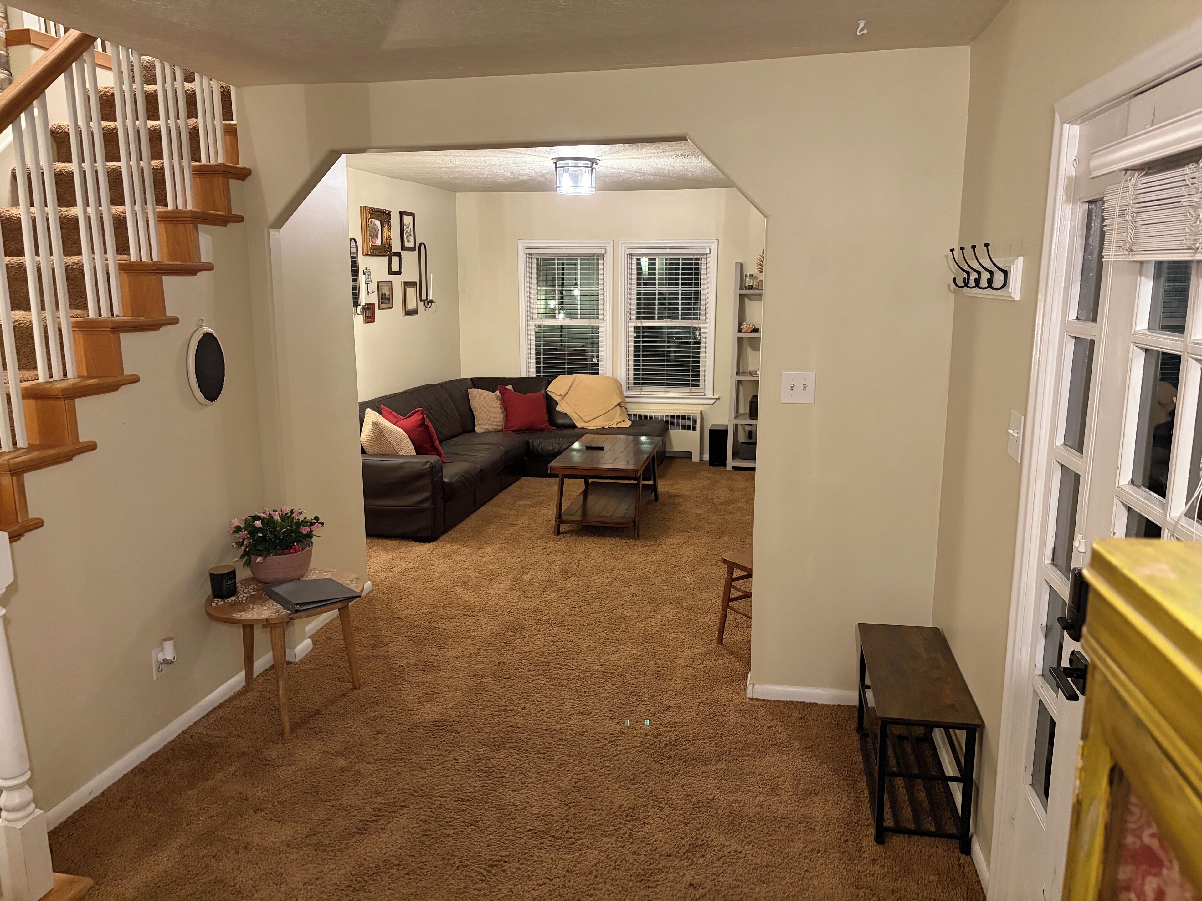 Smart-TV, bøker og stereoanlegg