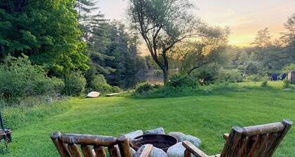 Historic 1860s Farmhouse, Private Fishing Pond, Canoe, Hot Tub, Walk to Town.