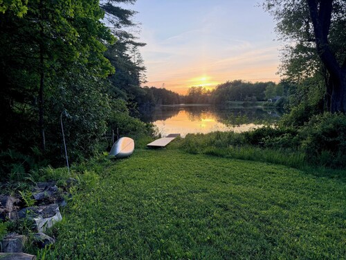 Waterfront 1860s Farmhouse, Private Hot Tub, Fire Pit, Pond, Canoe, Walk to Town