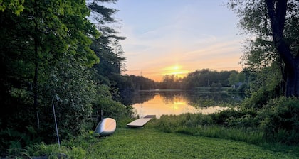 Waterfront 1860s Farmhouse, Private Hot Tub, Fire Pit, Pond, Canoe, Walk to Town