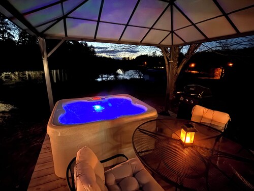 Waterfront 1860s Farmhouse, Private Hot Tub, Fire Pit, Pond, Canoe, Walk to Town