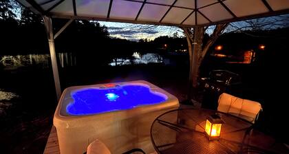 Waterfront 1860s Farmhouse, Private Hot Tub, Fire Pit, Pond, Canoe, Walk to Town