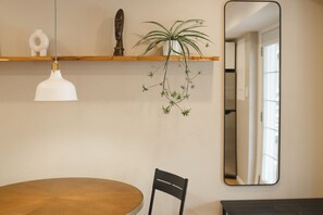 Dining - Modern Studio Retreat Steps from the University and Scenic Conservation Area (Guelph)