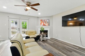 Una televisión, una chimenea