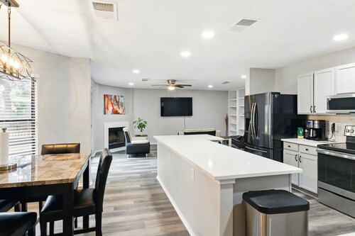 Tremendous 4-bedroom Serene Escape in Schertz, San Antonio and NB