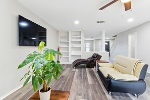 Una televisión, una chimenea