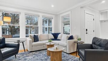 Smart TV, futbolito y tenis de mesa