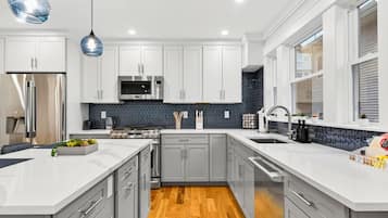 Jääkaappi, mikroaaltouuni, uuni, liesi