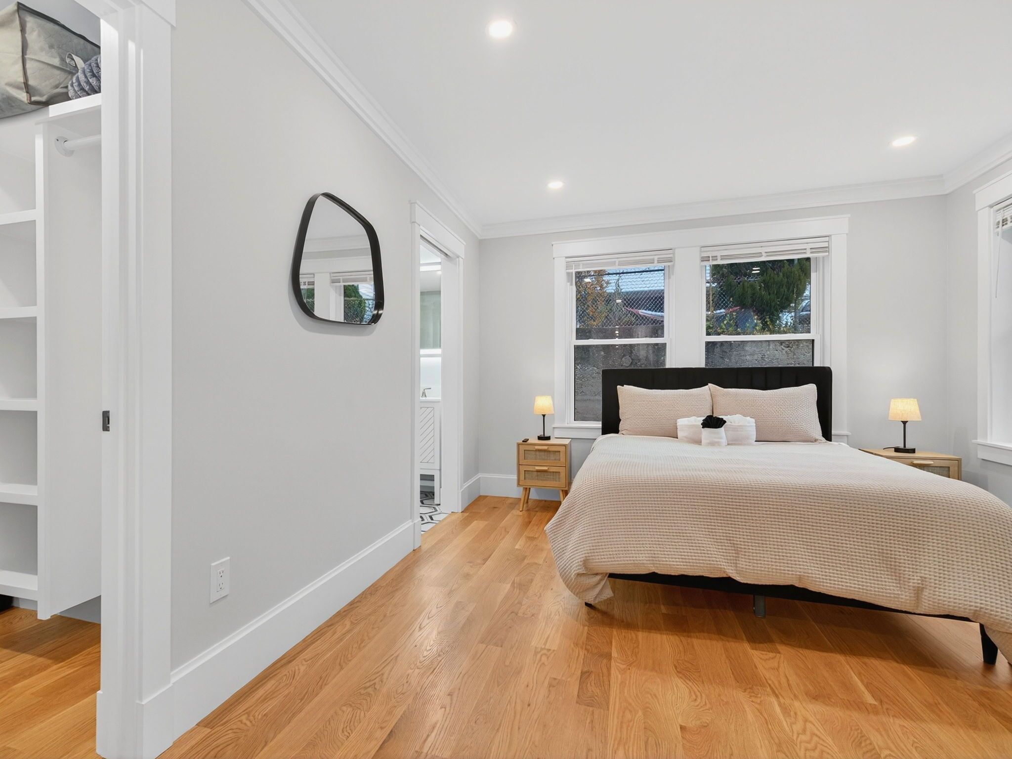 Työpöytä, vauvan matkasänky, ilmainen Wi-Fi, vuodevaatteet