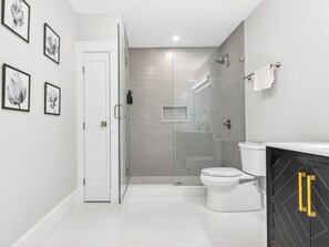 Dusche, Haartrockner, Handtücher, Seife
