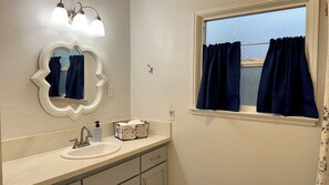 Sèche-cheveux, serviettes fournies, savon, papier toilette
