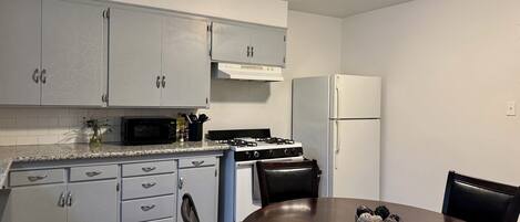 ثلاجة، ميكروويف، فرن، موقد طهي مسطح