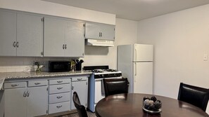 Fridge, microwave, oven, stovetop - Comfortable 2BR Home • King Bed • 1 Bath (Hanford)