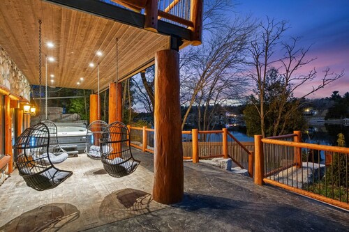 Luxury Waterfront Log Home with Hot Tub, Sauna & Game Room