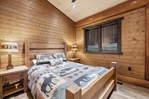 Room - Luxury 5-BR Waterfront Log Home w/ Sauna, Hot Tub, Fireplace & Game Room (Trent Hills)