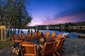 Property grounds - Luxury 5-BR Waterfront Log Home w/ Sauna, Hot Tub, Fireplace & Game Room (Trent Hills)