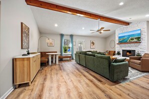 TV, fireplace - Spacious Family Oasis with Screened Pool Sleeps 10 (Jacksonville)