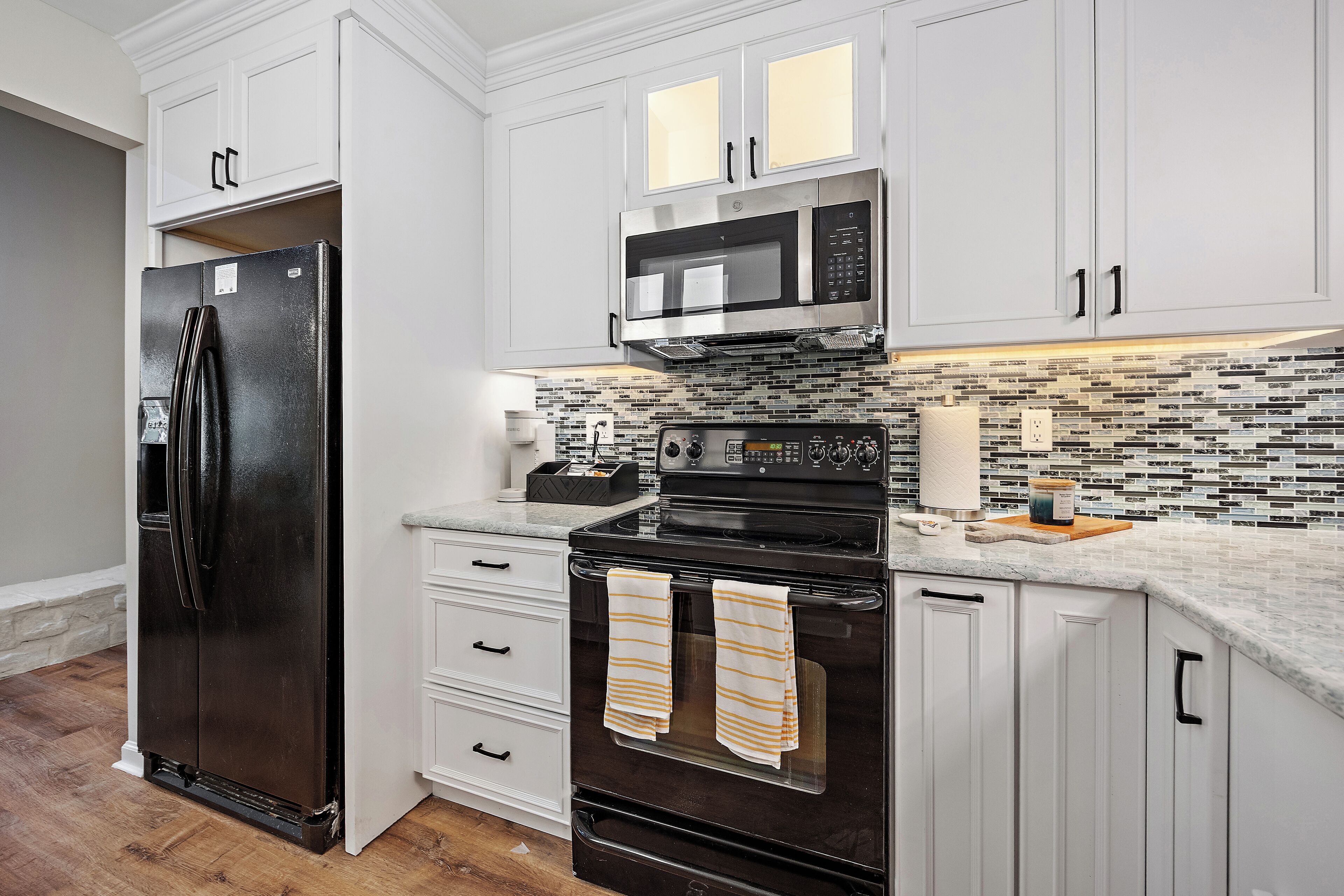 Mikrovågsugn, ugn, spishäll och diskmaskin