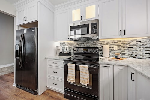 Jacksonville Family Oasis with Screened Heated Pool Sleeps 10