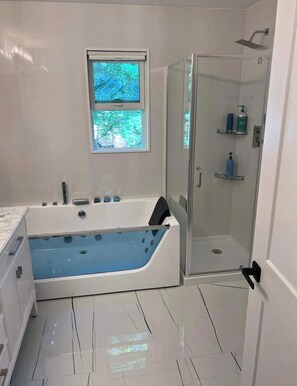 Shower, jetted bath, hair dryer, towels - Modern Family Retreat • Sleeps 8 • Game Room • Fire Pit • Near Kalahari (Pocono Summit)