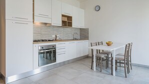 Kühlschrank, Ofen, Geschirrspüler, Kochgeschirr/Geschirr/Besteck