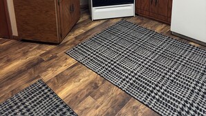 Una cocina compacta con armarios de madera, un refrigerador blanco, una estufa y un microondas.