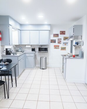 Microondas y placa de cocina