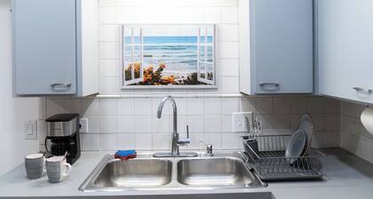 EconoPod 6 - 15 min to DT - free str. Pkg - AC - work desk space w/ wobble stool