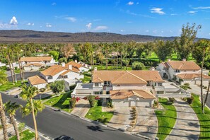 Exterior - Poolside Lower Level 3-bedroom condo in fantastic Palm Desert (Palm Desert)