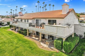 Outdoor dining - Poolside Lower Level 3-bedroom condo in fantastic Palm Desert (Palm Desert)